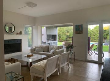 Casa · 220m² · 3 Dormitorios · Excelente Opción! Tres Dorm, Uno en Planta Baja, Dep, Pil,! Para Visitar!