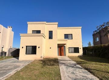 Casa · 172m² · 4 Ambientes · 4 Cocheras · Casa en Venta en El Cantón, Escobar, G. B. a. Zona Norte