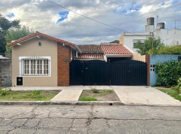 Casa · 120m² · 3 Ambientes · 2 Cocheras · Chalet Reciclado a Nuevo en Ubicacion Estrategica