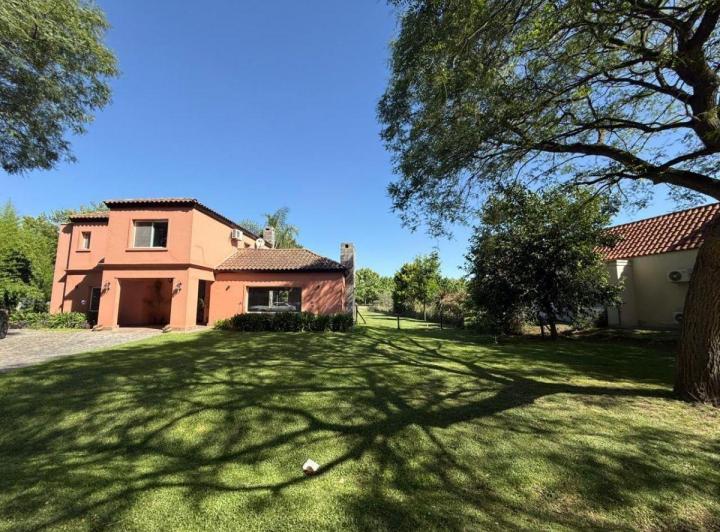 Casa · 200m² · 5 Ambientes · 1 Cochera