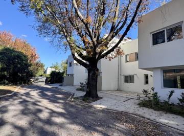Casa · 156m² · 5 Ambientes · 2 Cocheras · Casa en Barrio Controlado, Calle Cortada