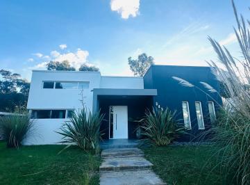 Casa · 135m² · 3 Dormitorios · Senderos III Costa Esmeralda - Moderna y Funcional Casa con Pileta