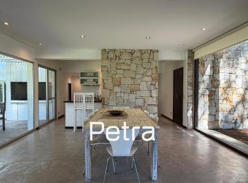 Casa · 135m² · 4 Ambientes · Casa en Venta en Costa Esmeralda - Gas Natural - Deportivo