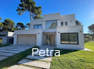 Casa · 240m² · 5 Ambientes · 4 Cocheras · Casa en Venta en Pinamar Barrio Nayades