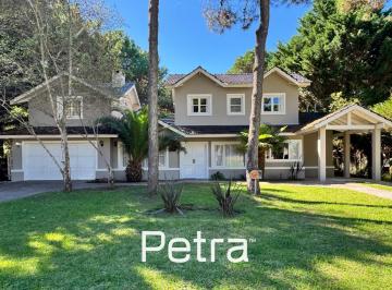 Casa · 220m² · 5 Ambientes · 1 Cochera · Casa en Venta en Pinamar Nortre
