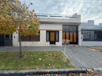 Casa · 240m² · 4 Ambientes · 1 Cochera · Venta Casa en Caseros