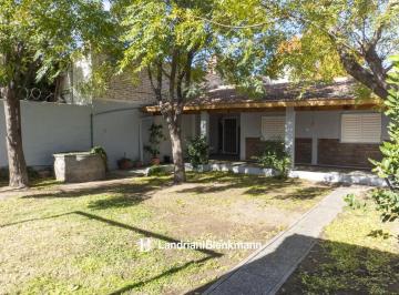 Casa · 135m² · 5 Ambientes · 1 Cochera · Casa con Amplio Parque en Venta Roca 1700, Neuquén