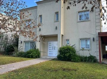 Casa · 211m² · 5 Ambientes · 2 Cocheras · Excelente Propiedad en Venta, Santa Guadalupe