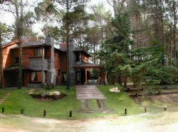 Edificio · 210m² · 9 Ambientes · 3 Cocheras · Casas en Venta - 6 Dorm. 6 Baños - 210 m² - Costa del Este