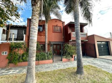 Casa · 200m² · 6 Ambientes · 2 Cocheras · Casa en Moron Sur 6 Amb Quincho Pileta