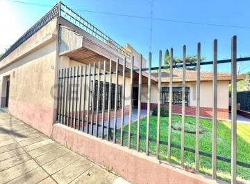 Casa · 248m² · 3 Ambientes · 4 Cocheras · Venta Casa 3 Ambientes Villa Luzuriaga Amplia Terraza 4 Cocheras
