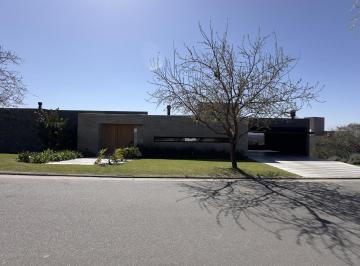 Casa · 400m² · 6 Ambientes · 2 Cocheras · Venta – Casa de Categoría de 3 Dorm. en La Cuesta, La Calera