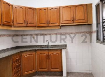 Casa · 250m² · 7 Ambientes · 1 Cochera · Venta de Gran Casa en El Cerro de Montevideo a 1 Cuadra de C m Ramirez