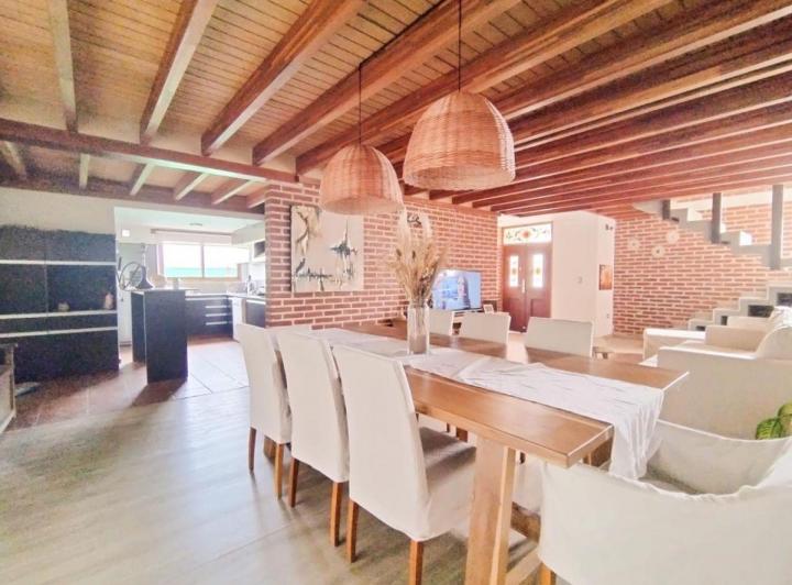 Casa · 290m² · 5 Ambientes · 1 Cochera
