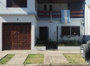 Casa · 200m² · 4 Ambientes · Casa en Venta - 3 Dorm. 2 Baños - Merlo