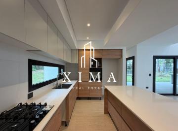 Casa · 214m² · 5 Ambientes · Casa en Venta en Costa Esmeralda