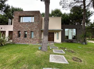 Casa · 365m² · 5 Ambientes · 2 Cocheras · Casa en Venta - 4 Dorm. 2 Baños - Cochera - 1.100 m² - Pinamar