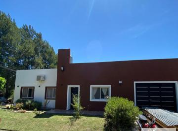 Casa · 132m² · 4 Ambientes · 2 Cocheras · Casa en Alquiler - 3 Dorm. 3 Baños - 330 m² - La Plata