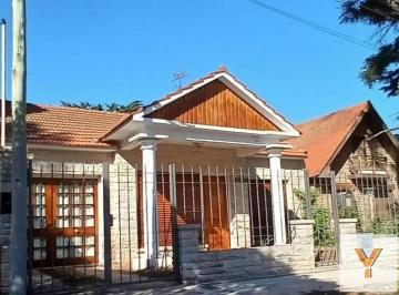 Casa · 191m² · 5 Ambientes · 1 Cochera · Casa en Venta - 3 Dorm. 2 Baños - Ringuelet