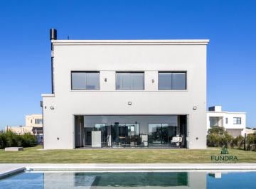 Casa · 183m² · 5 Ambientes · 4 Cocheras · Hermosa Casa con Piscina a La Laguna
