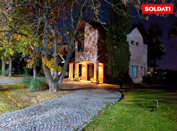 Casa · 450m² · 8 Ambientes · 2 Cocheras · Casa en Golfers C. C. Venta, Alquiler Anual / Temporal
