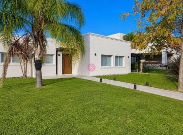 Casa · 165m² · 4 Ambientes · 3 Cocheras · Casa en Venta en Santa Guadalupe, Pilar del Este, Pilar