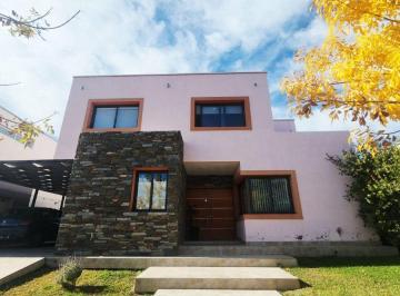 Casa de 8 ambientes, General Gutiérrez · Venta Vivienda en Maipú