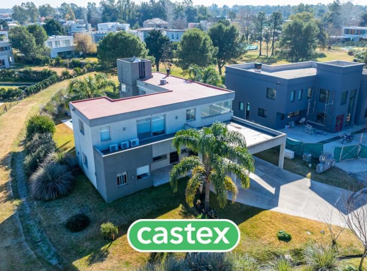 Casa · 275m² · 6 Ambientes · 2 Cocheras
