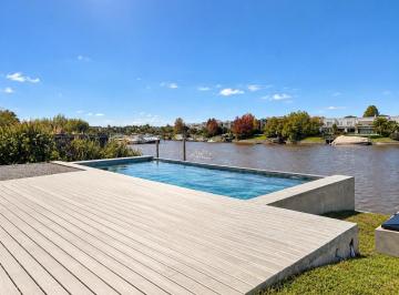 Casa · 261m² · 6 Ambientes · Casa - Canal Barrio Nautico