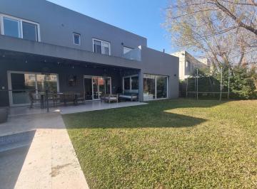 Casa · 204m² · 3 Dormitorios · Moderna Casa en Venta en Barbarita