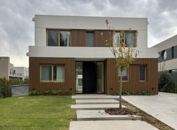 Casa · 293m² · 6 Ambientes · 1 Cochera · Casa en Venta en Castaños, Nordelta, con 4 Dorm. y Pileta