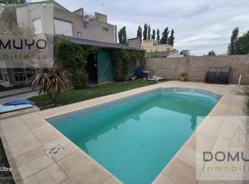 Casa · 230m² · 7 Ambientes · 1 Cochera · Casa en Plottier