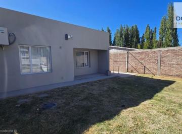 Casa · 72m² · 2 Dormitorios · 1 Cochera · Casa en Plottier