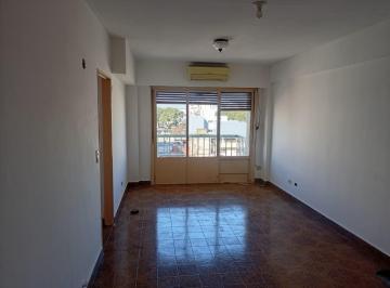 Departamento de 4 ambientes, Liniers · Amplio Semipiso de 4 Ambientes Al Frente con Balcón Corrido – Liniers