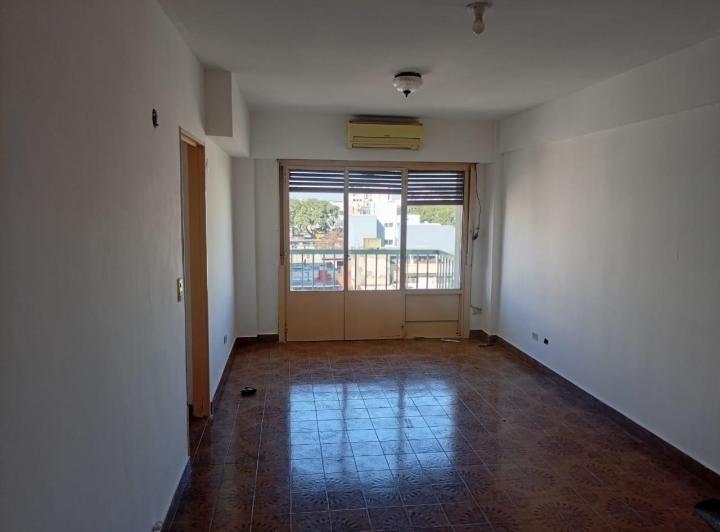 Amplio Semipiso de 4 Ambientes Al Frente con Balcón Corrido – Liniers