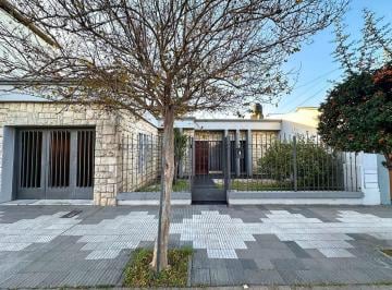 Casa · 170m² · 10 Ambientes · 2 Cocheras · Casa de 3 Dorm. en Barrio Las Violetas