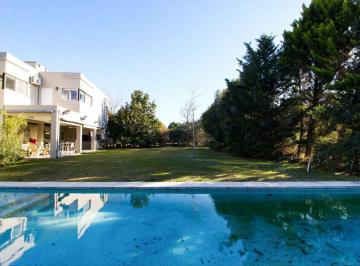 Casa · 232m² · 7 Ambientes · 2 Cocheras · Casa 4 Dorm. + Escritorio - Apto Credito