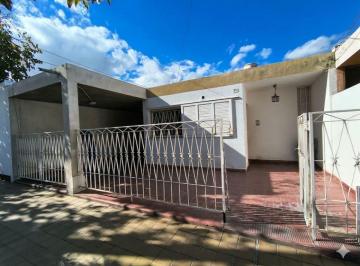 Casa · 81m² · 5 Ambientes · 1 Cochera · Casa de 3 Habitaciones. B° Comercio, Santa Lucia