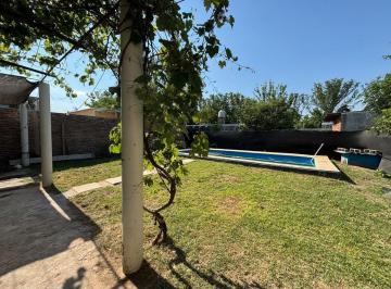 Casa · 264m² · 5 Ambientes · 1 Cochera · Casa 3 Dorm. con Pileta en Venta Roldan