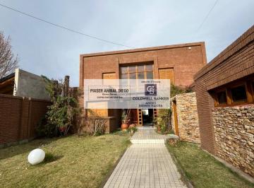 Casa · 310m² · 8 Ambientes · 2 Cocheras · Casa 3 Dorm., 3 Baños. Excelente Ubicación.