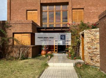 Casa · 310m² · 8 Ambientes · 2 Cocheras · Casa 3 Dorm., 3 Baños. Excelente Ubicación.