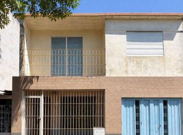 Casa · 121m² · 4 Ambientes · 5 Cocheras · Venta Casa 4 Amb, C/jardin, Castelar Apto Credito