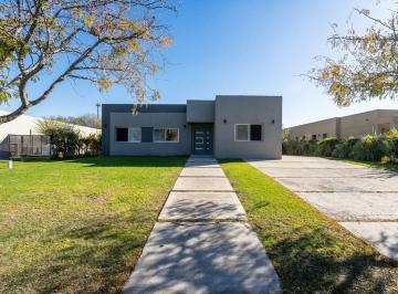 Casa · 168m² · 5 Ambientes · 4 Cocheras · El Canton, Barrio Norte. Casa Country con Piscina