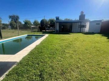 Casa · 76m² · 3 Ambientes · 2 Cocheras · Venta Casa 2 Dorm. con Pileta y Quincho, Ibarlucea