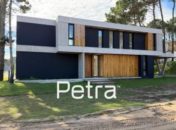 Casa · 187m² · 5 Ambientes · 1 Cochera · Casa en Venta en Pinamar - Barrio Pioneros