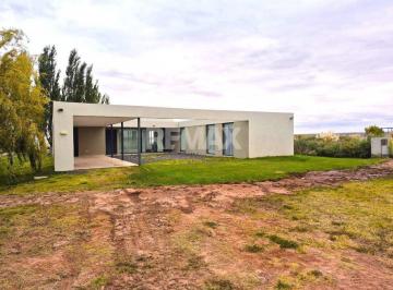 Casa · 250m² · 3 Ambientes · Venta Casa en La Peninsula Lago Mari Menuco