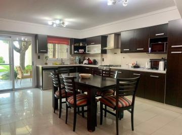 Casa · 300m² · 4 Ambientes · 2 Cocheras · Casa 4 Amb en Venta Lomas - Pileta - Quincho - Excelente