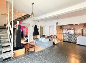 Casa · 200m² · 5 Ambientes · 1 Cochera · Casa Multifamiliar Galpón Terraza Apto Credito