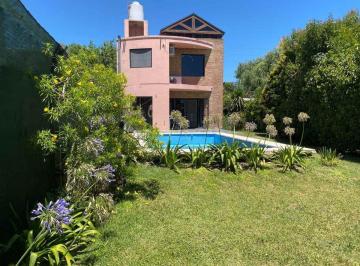 Casa · 141m² · 5 Ambientes · Casa en Venta Villa Castells