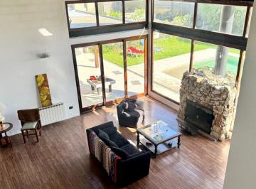Casa · 244m² · 8 Ambientes · 2 Cocheras · Casa en Venta en City Bell